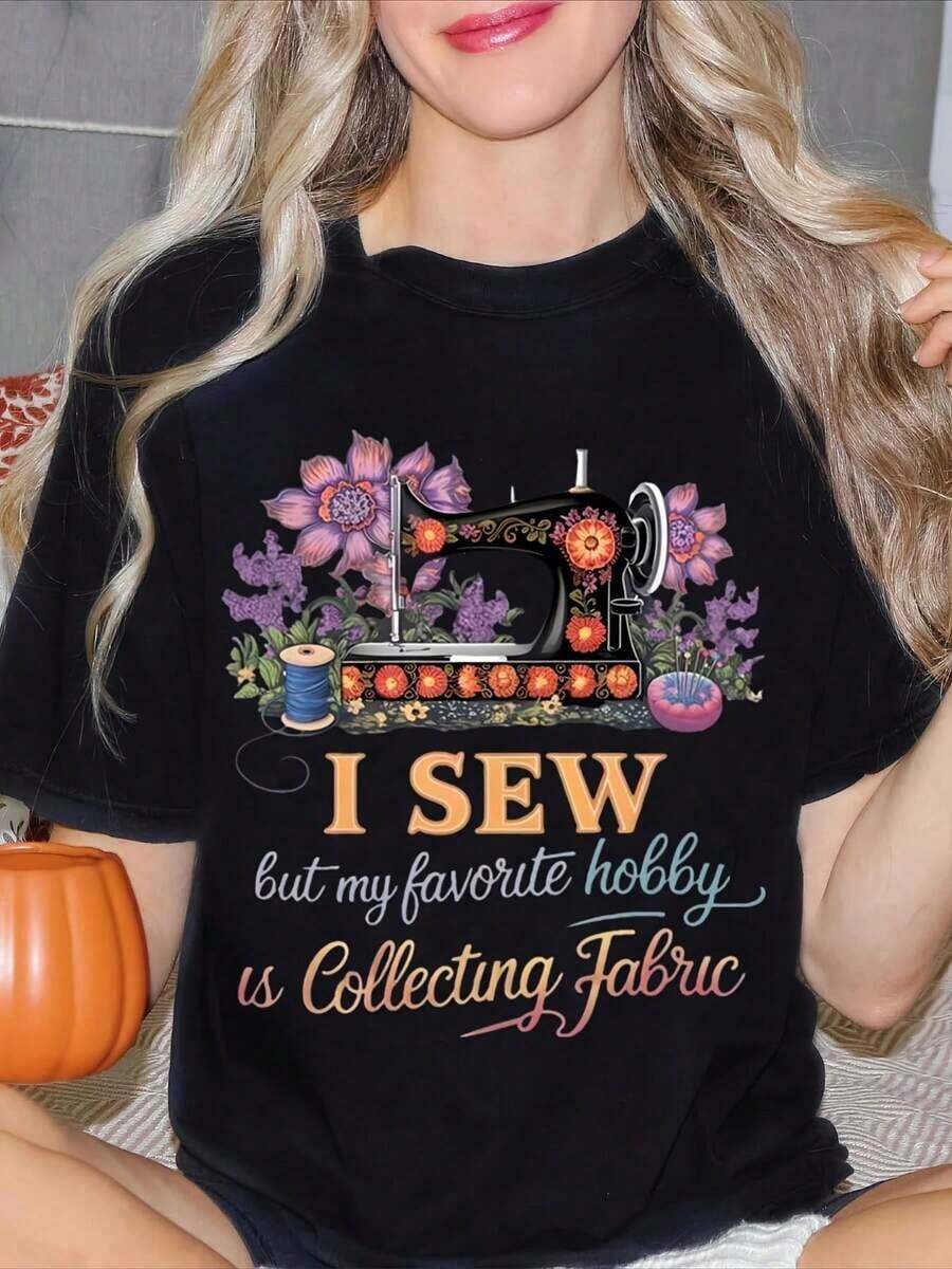 Camiseta estampada para mujer con máquina de coser y flores. Yo caco, pero mi pasatiempo favorito es coleccionar telas. Camiseta casual de manga corta y cuello redondo para primavera y verano. Regalo para entusiastas de la costura. Ropa de talla grande para mujer, blusas estampadas para mujer. - Negro - Ver 1