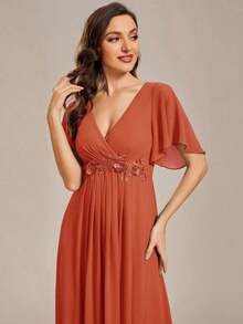 Elegante vestido de dama de honor de gasa con cuello en V, mangas con volantes bordados y plisados, vestido de noche formal para invitados de boda - Naranja Quemada - Ver 6