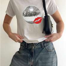 C1AmiS1eta de bebé Kiss and Disco, C1AmiS1eta de mujer de los 90, atuendo de concierto, ropa Y2K, tops geniales para ella, atuendo de fiesta retro con Camiseta 100% Algodón Unisex - Playera Casual Premium de Corte Cómodo - Blanco - Ver 1