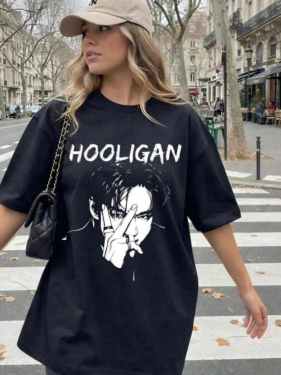 playeras de mujerHooligan B. T.S V Meme Shirt, Bangtan Arirang Shirt, Vintage Hooligan V Meme Tee, Funny Graphic T-shirt, Gift For Army ,Camiseta informal de moda con estampado creativo para mujer, de manga corta y cuello redondo, para primavera y verano T-Shirt Women Festive Celebration Shirt Party Wear Topblusas para mujer - Negro - Ver 1