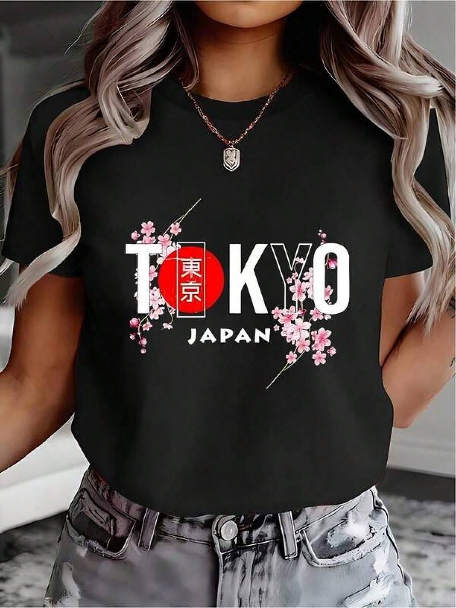 Unisex Pure Cotton T-Shirt With Casual Print. This Y2K T-Shirt Features A Tokyo And Cherry Blossom Design In A Japanese Style, Perfect For Highlighting Your Modern And Original Look. Ideal For Lovers Of Japanese Culture, It Offers A Unique Style And Is Fashionable. Comfortable And Versatile For School, Work, Outings, And Casual Events. - 黑色 - 查看 1