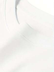 100% Pure Cotton, Breathable And Gentle On The Skin. Classic Crew Neck Design, Slim Fit, And Flattering For All Body Types. Fashionable Print With A Minimalist Style And High-Quality Finish. Unisex Design Perfect For Matching Outfits, Ideal For Everyday Wear, Dates, Leisure, And Streetwear – Versatile And Timeless. - 白色 - 查看 3