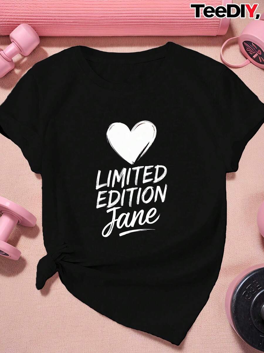 Camiseta de manga corta de talla grande para mujer Jianxianei - Estampado de corazón y nombre, cuello redondo, top deportivo casual, adecuada para todas las estaciones, lavable a máquina, ideal para el gimnasio, uso diario y para usar en capas (Diseño Jianxianei) - Negro - Ver 1