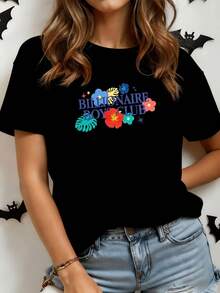 Flores tropicales vibrantes junto a hojas verdes y pequeñas estrellas evocan una energía alegre de verano con espíritu libre moderno camiseta de mujer blanca con estampado colorido casual cómoda para uso diario - Negro - Ver 8