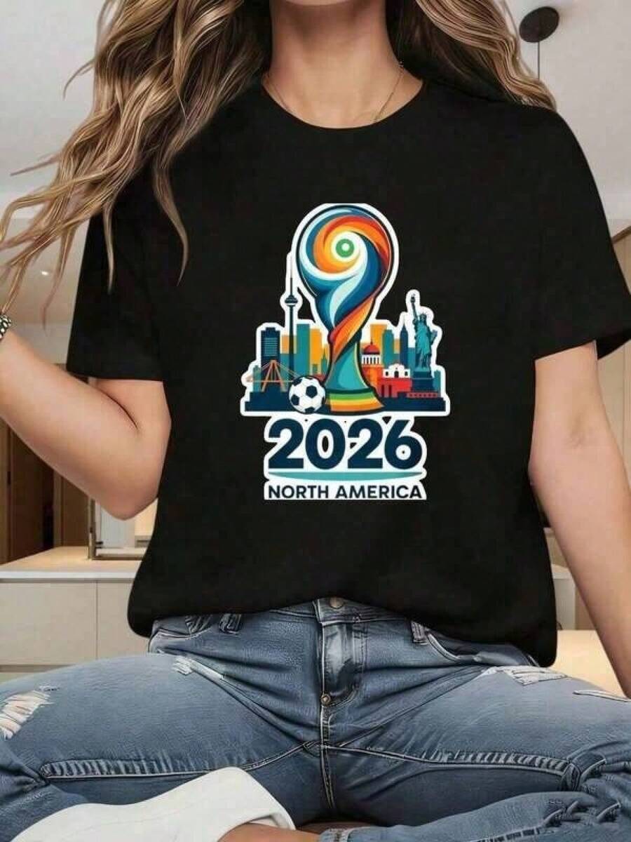 Camiseta de manga corta con estampado de trofeo de la Copa Mundial de Norteamérica 2026 y diseño de fútbol, color marrón lavado retro, corte holgado y de gran tamaño. - Negro - Ver 1
