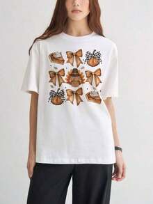 Women's Short-Sleeved T-Shirts With Interesting Prints, Beautiful Clothing. White T-Shirt With An Autumn Harvest Print, Featuring A Pumpkin Pie Bow And A Turkey Motif, Ideal For The Fall Season. Soft. - 黑色 - 查看 2