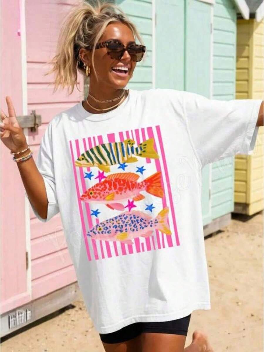 Camiseta Estampada para Mujer con Diseño Colorido de Peces - Camiseta Casual de Manga Corta y Cuello Redondo, Corte Relajado para Todas las Estaciones, Perfecta para Uso Diario y Atuendos de Vacaciones (Lavable aáquina) - Estilo Divertido con Mujer Sonriente y Gafas de Sol. - Blanco - Ver 1