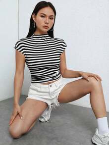 Camiseta crop con estampado de rayas de cuello alto - Blanco y Negro - Ver 4