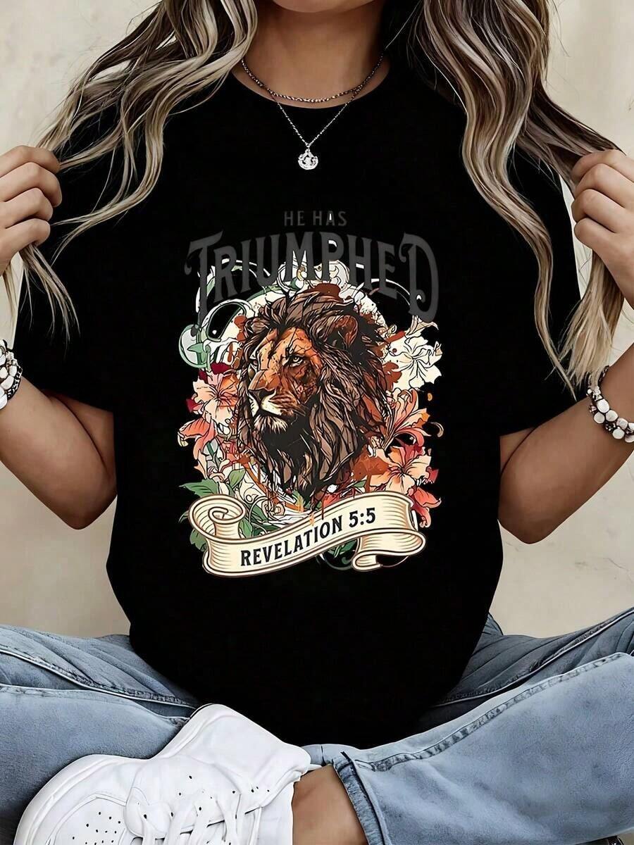 Fashionable Women's T-Shirt With Lion And Flower Design, Featuring The Phrase 'He Has Triumphed' From Revelation 5:5. Graphic T-Shirt With Christian Bible Verse For Casual Wear, Church Wear, And Everyday Activities. Suitable As A Gift. Women's T-Shirt. Elegant Blouses. Boho Chic. Soft, Breathable, And Comfortable Women's Top, Ideal For Spring, Summer, And Autumn, Perfect For Vacations, Travel, And Everyday Wear. - 黑色 - 查看 1
