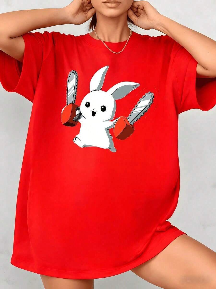 Simple And Versatile Design. White Rabbit With A Cheerful Expression Holding Two Red Chainsaws Conveying Energy And Attitude. Women's Cotton T-Shirt. - 紅色 - 查看 1