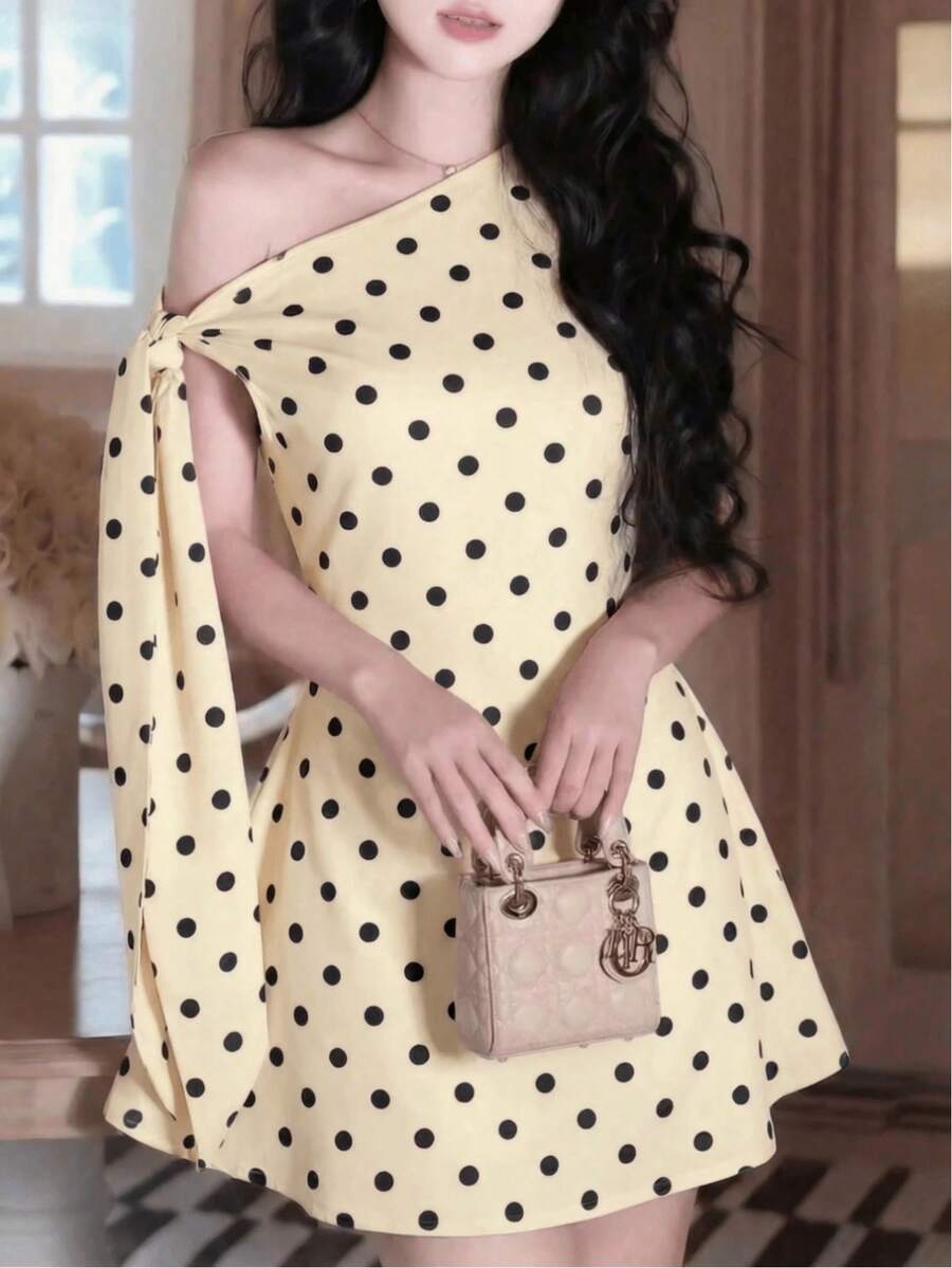 2026 Vestido corto de verano minimalista de mujer con tirantes de lazo, sin mangas y de unicolor asimétrico con lunares blancos - Amarillo claro - Ver 1