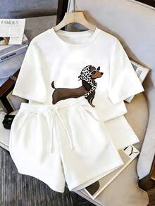 Conjunto de dos piezas para mujer, camiseta  y shorts, con estampado de perro salchicha con pañuelo de leopardo y gafas de sol en el frente de la camiseta, diseño de perro moderno y juguetón, cuerpo marrón con pañuelo de leopardo blanco y negro y gafas de sol de montura negra, llamativo y atractivo, conjunto casual - Camiseta blanca + pantalones cortos blancos - Ver 1