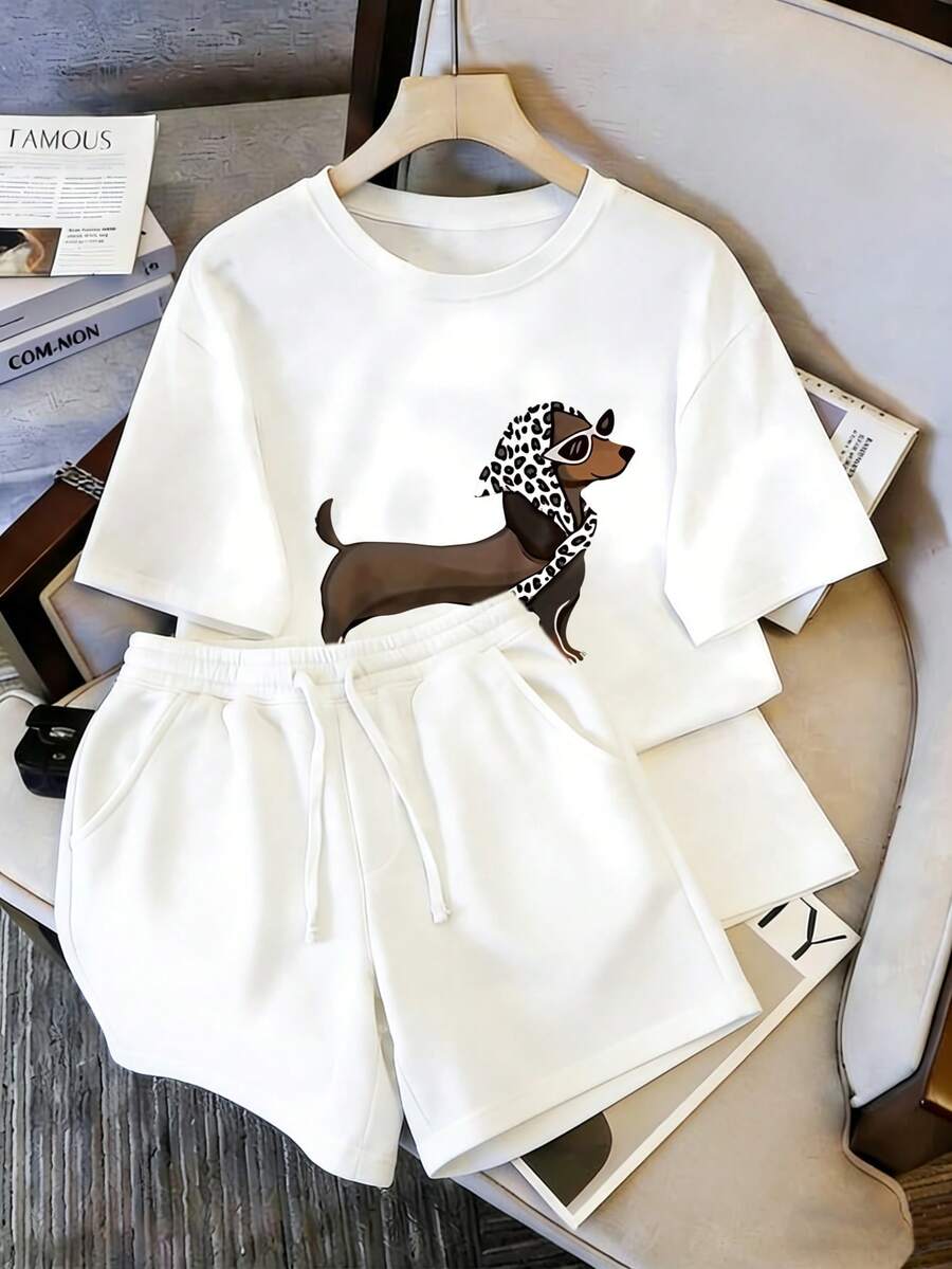 Conjunto de dos piezas para mujer, camiseta  y shorts, con estampado de perro salchicha con pañuelo de leopardo y gafas de sol en el frente de la camiseta, diseño de perro moderno y juguetón, cuerpo marrón con pañuelo de leopardo blanco y negro y gafas de sol de montura negra, llamativo y atractivo, conjunto casual - Camiseta blanca + pantalones cortos blancos - Ver 1