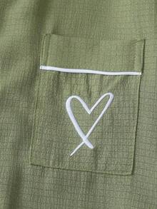 Conjunto de pijama de 2 piezas con top de manga corta con botones y shorts con lazo, de unicolor con detalles contrastantes en el cuello, bolsillo y decoración de corazón, adecuado para uso en casa - Verde militar - Ver 4