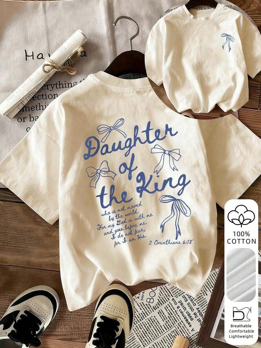 Camiseta de mujer con el estampado "IT'S A GOOD LIFE" que presenta pinceladas coloridas y un corazón en la espalda, 100% algodón transpirable y ligero, estilo streetwear vintage de los 90, adecuada para uso diario, brunches de fin de semana, moda urbana y un estilo casual de verano en color blanco. - Desnudo - Ver 1