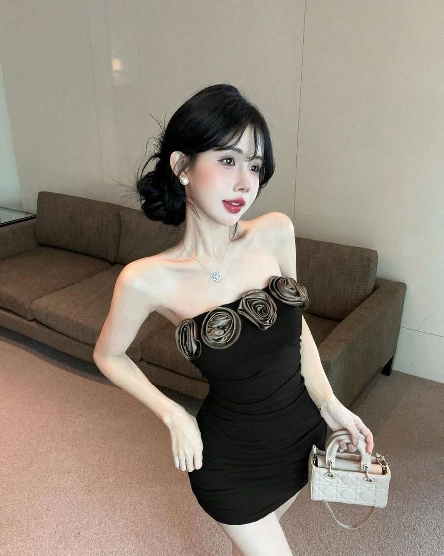 A Chic And Sexy V-Neck Lace Halter Neck Faux Two-Piece Top, Perfect For Summer, A Unique Off-Shoulder Slim-Fit Short-Sleeve T-Shirt (For Women). - Black - View 1