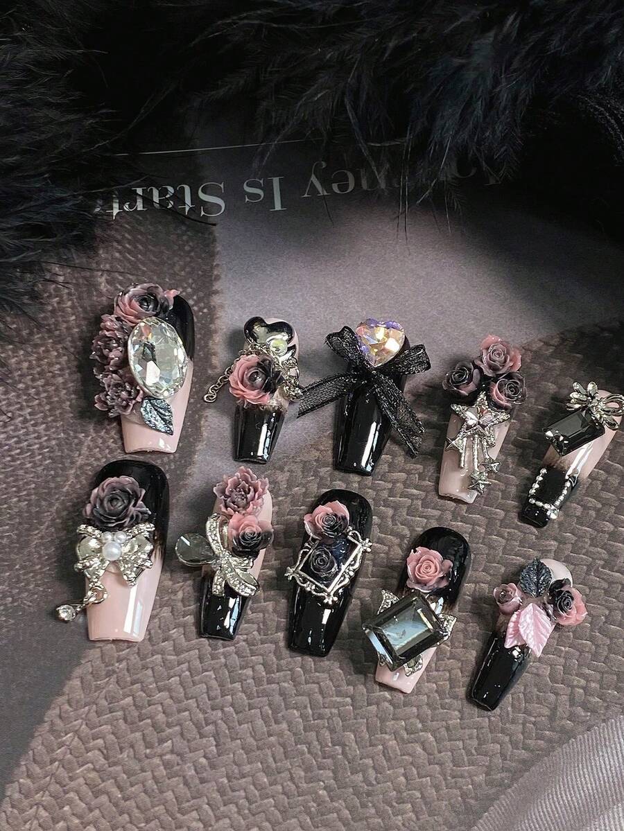 10片中长款棺材形手工按压式美甲贴片 - 哥特暗黑甜美风：黑粉渐变底色，饰以3D玫瑰、水钻和链条，前卫浪漫假指甲套装 | 手工打造，光泽亮丽，修身棺材形设计，适合所有手型，自粘式美甲贴片 | 赠品：1片强力果冻胶 + 1个迷你指甲锉，无需UV固化，持久耐用（长达7天），适合派对/节日/街头造型 - Follow Your Heart - 查看 1