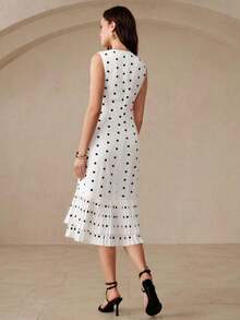 Vestido casual sin mangas con cuello redondo, cintura ceñida y dobladillo con volantes de doble capa con estampado de lunares para mujeres - Blanco y Negro - Ver 2
