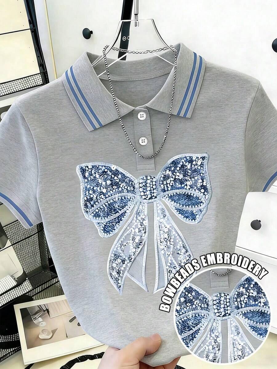 Camiseta casual de manga corta con cuello redondo, estampado de lazo y decoración de perlas para mujer, ajuste estándar - Multicolor 3 - Ver 1