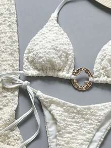 Bonvoyette Set de 3 piezas, decoración de anillo asimétrico dorado con textura floral para vacaciones de primavera/verano, sujetador triangular halter, Bottom de bikini con lazos laterales y falda pareo, conjunto de ropa de mujer Ytk Zestiva Zante para vacaciones, crucero, playa.Conjunto de bikini blanco de 2 piezas, traje de baño, atuendo de playa para mujer - Beis - Ver 3