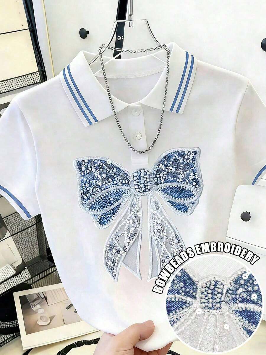 Camiseta casual de manga corta con cuello redondo, estampado de lazo y decoración de perlas para mujer, ajuste estándar - Multicolor 2 - Ver 1