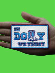 1 miếng vá thêu hình cô gái cao bồi miền Nam nước Mỹ, dòng chữ "In Dolly We Trust" (Chúng ta tin tưởng Dolly), có thể ủi lên. - Nhiều màu - Xem 2