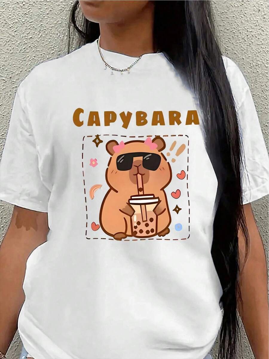 Lightweight And Durable Short-Sleeved T-Shirt With A Cute Capybara Design Wearing Glasses And Holding A Drink. Perfect For Lounging At Home, In Cafes, Or During Outdoor Activities, Designed For Everyday Comfort And Style. Women's Casual Blouse - 白色 - 查看 1