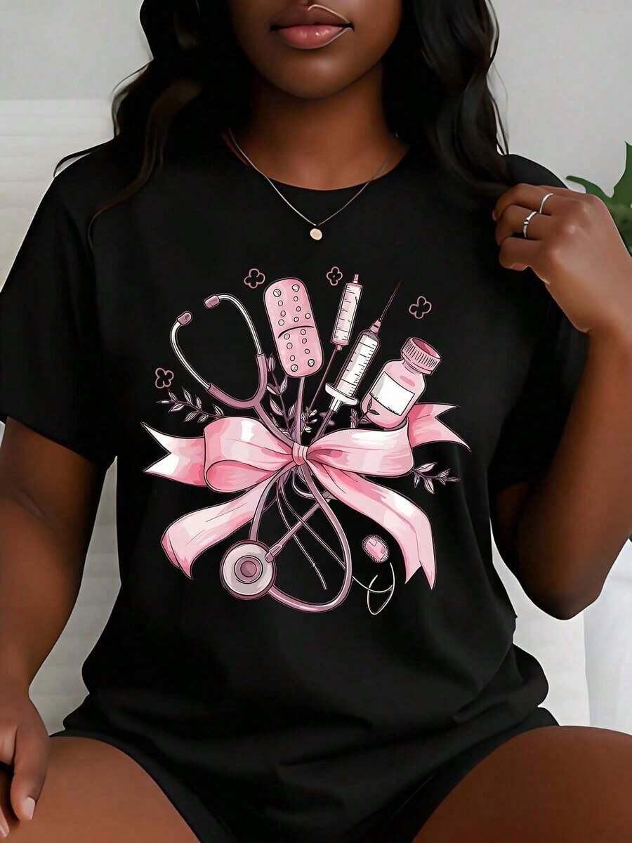 Women's T-Shirt With A Medical-Themed Design, Featuring A Stethoscope, Syringe, Pills, And Tape. Ideal For Casual Wear In Spring And Summer. A Perfect Gift For Nurses, Doctors, Or Healthcare Workers To Celebrate International Nurses Day In May. A Perfect Gift For Nurses; Women's Clothing To Pay Tribute To The Most Beautiful Angels In White. Women's T-Shirts - 黑色 - 查看 1