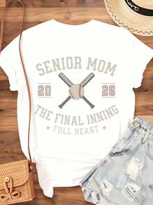 "Graduate Mom 2026: The Completion" Baseball T-Shirt For Graduation Celebration, Gift For Mother Of Graduate, Casual Women's Clothing, 220g - Urban Vintage Style, Unisex, Loose Cotton Short Sleeve Crew Neck T-Shirt, 100% Cotton - 白色 - 查看 4