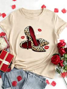 This Casual T-Shirt Features A Simple Print, A Round Neck, And Short Sleeves. The Classic, Basic Design Is Universally Flattering, And The Loose, Relaxed Fit Feels Comfortable And Breathable. The Fine, Soft Texture Is Soft Against The Skin And Breathable, So It Won't Pill Or Lose Its Shape Over Time. The Subtle, Elegant Print Design Is A Must-Have For Summer. This Versatile Piece Pairs Perfectly With All Kinds Of Bottoms-You Can't Go Wrong. - 米色 - 查看 7