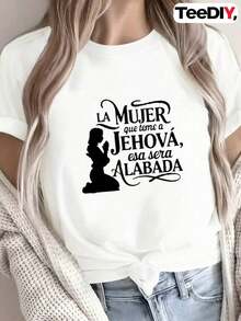 A Women's Spring And Summer T-Shirt With A Bible Verse In Spanish - Proverbs 31:25. This Inspirational Garment Is A Casual Short-Sleeved, Crew-Neck T-Shirt, Soft And Suitable For All Seasons. A Great Gift Idea. Women's T-Shirt. Blouses > Elegant. Boho Chic. This Soft, Breathable, And Comfortable Women's Top Is Ideal For Spring, Summer, And Fall, Perfect For Vacations, Travel, And Everyday Wear. - 白色 - 查看 1