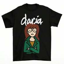 Camiseta estampada de algodón puro de 180 g/m² con diseño de Daria Morgendorffer de "Sick Sad World", personaje de dibujos animados. Tejido de algodón transpirable, textura de punto cómoda y suave, duradera y fácil de limpiar. Lavable a máquina. Perfecta para fans de los dibujos animados de los 90. Elegante. Adecuado como regalo.playera de mujer.blusas>elegante.boho chic,Top de mujer suave, transpirable y cómodo, ideal para primavera, verano y otoño, perfecto para vacaciones, viajes y uso diario. - Negro - Ver 1