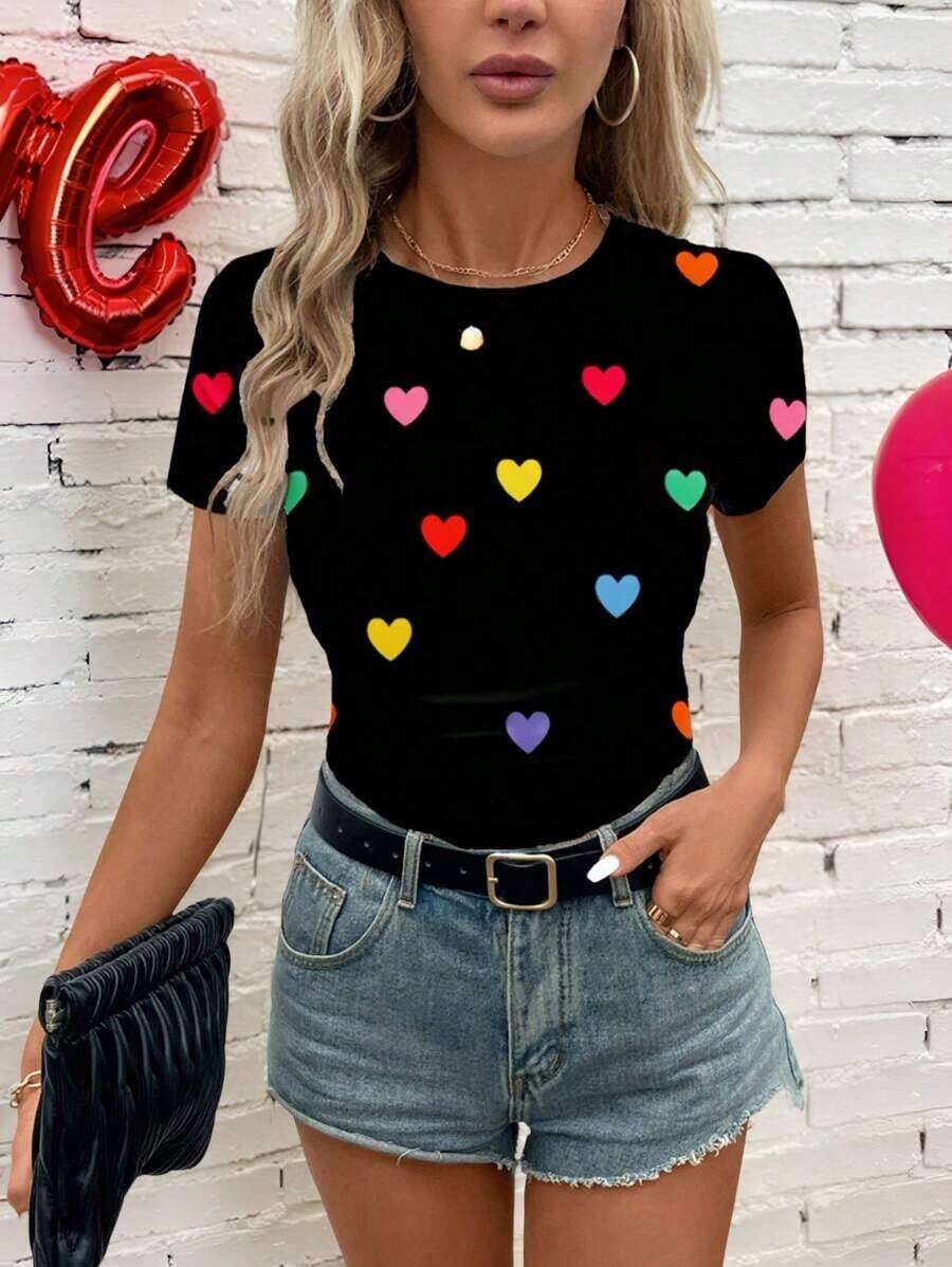Camiseta de manga corta ajustada con cuello redondo y diseño minimalista de corazón, adecuada para primavera/verano, ropa de San Valentín, Día de San Valentín, uso casual - Multicolor - Ver 1