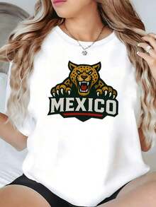 Jaguar feroz rugiendo con garras extendidas símbolo de fuerza mexicana sobre fondo oscuro representando energía salvaje y orgullo nacional camiseta de mujer casual moderna cómoda para uso diario - Blanco - Ver 1