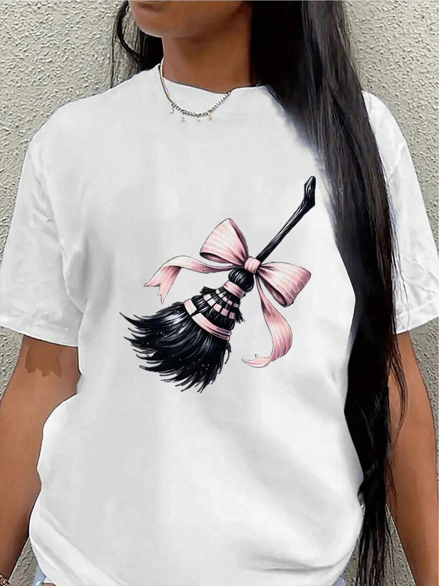 Short-Sleeved T-Shirt With A Witch's Broom Print, Perfect For Halloween Parties Or Casual Wear. Lightweight And Durable, With A Pink Bow Design, Ideal For Home, Restaurants, Or Festive Occasions. Women's Blouses > Clothing - 白色 - 查看 1