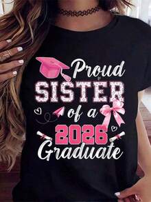 Camiseta "Hermosa Hermana de un Graduado de 2026" con Diseño de Gorro de Graduación y Lazo Rosa para Celebración de Graduación, Camiseta de Algodón Cómoda de 220g - Negro - Ver 2