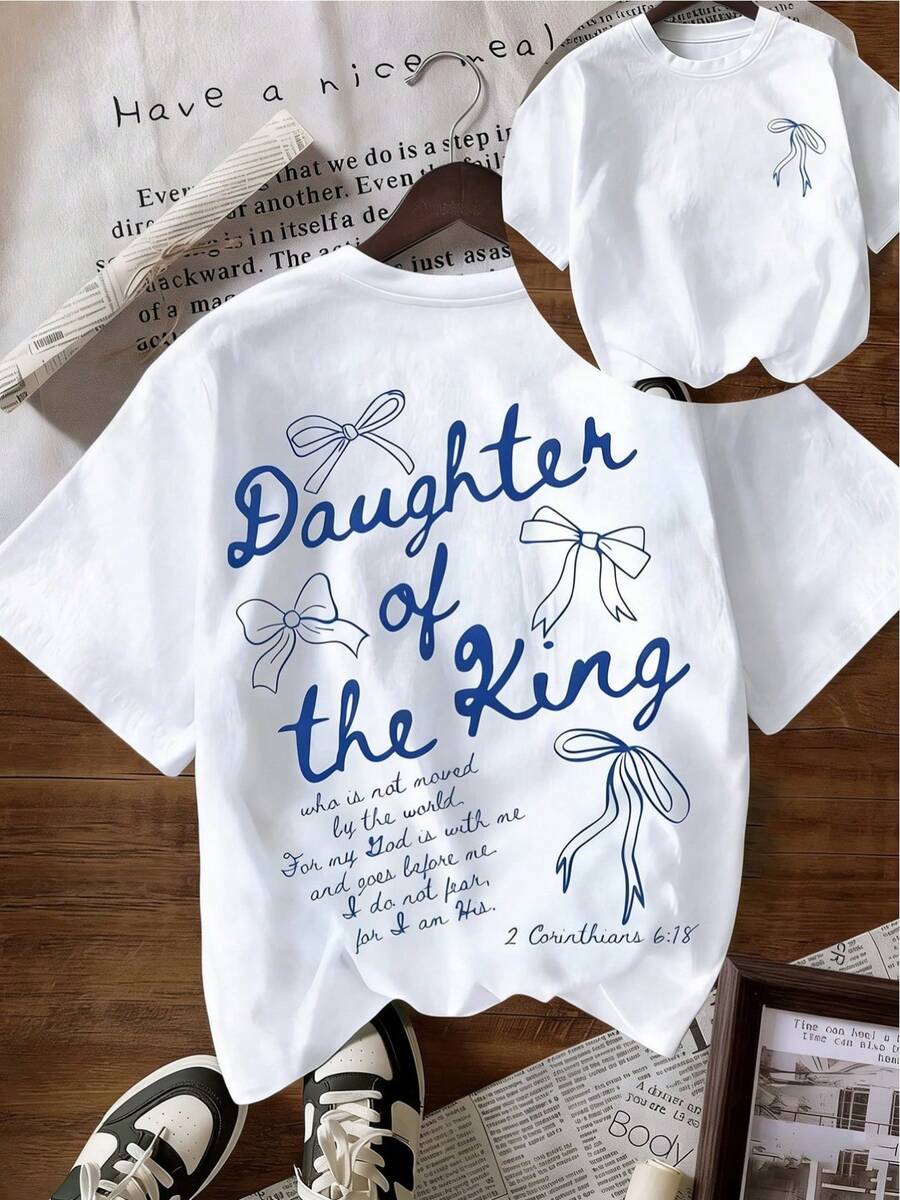 Camiseta de mujer con estampado de lazo azul y letras Daughter of King en transferenciaérmica, versículo bíblico, estilo dulce, manga corta holgada y casual - Blanco - Ver 1