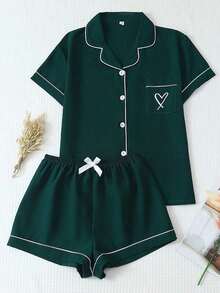 Conjunto de pijama de 2 piezas con top de manga corta con botones y shorts con lazo, de unicolor con detalles contrastantes en el cuello, bolsillo y decoración de corazón, adecuado para uso en casa - Verde Oscuro - Ver 1