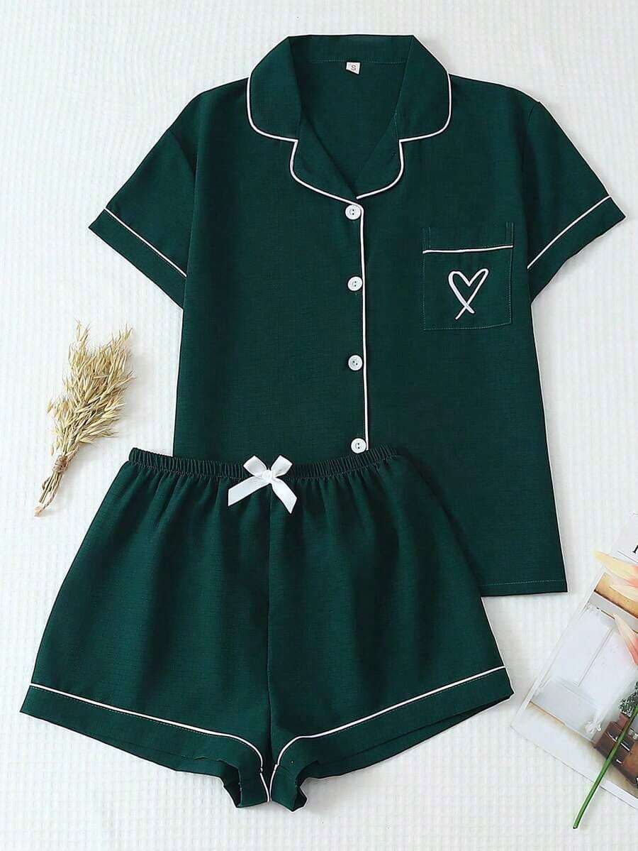 Conjunto de pijama de 2 piezas con top de manga corta con botones y shorts con lazo, de unicolor con detalles contrastantes en el cuello, bolsillo y decoración de corazón, adecuado para uso en casa - Verde Oscuro - Ver 1
