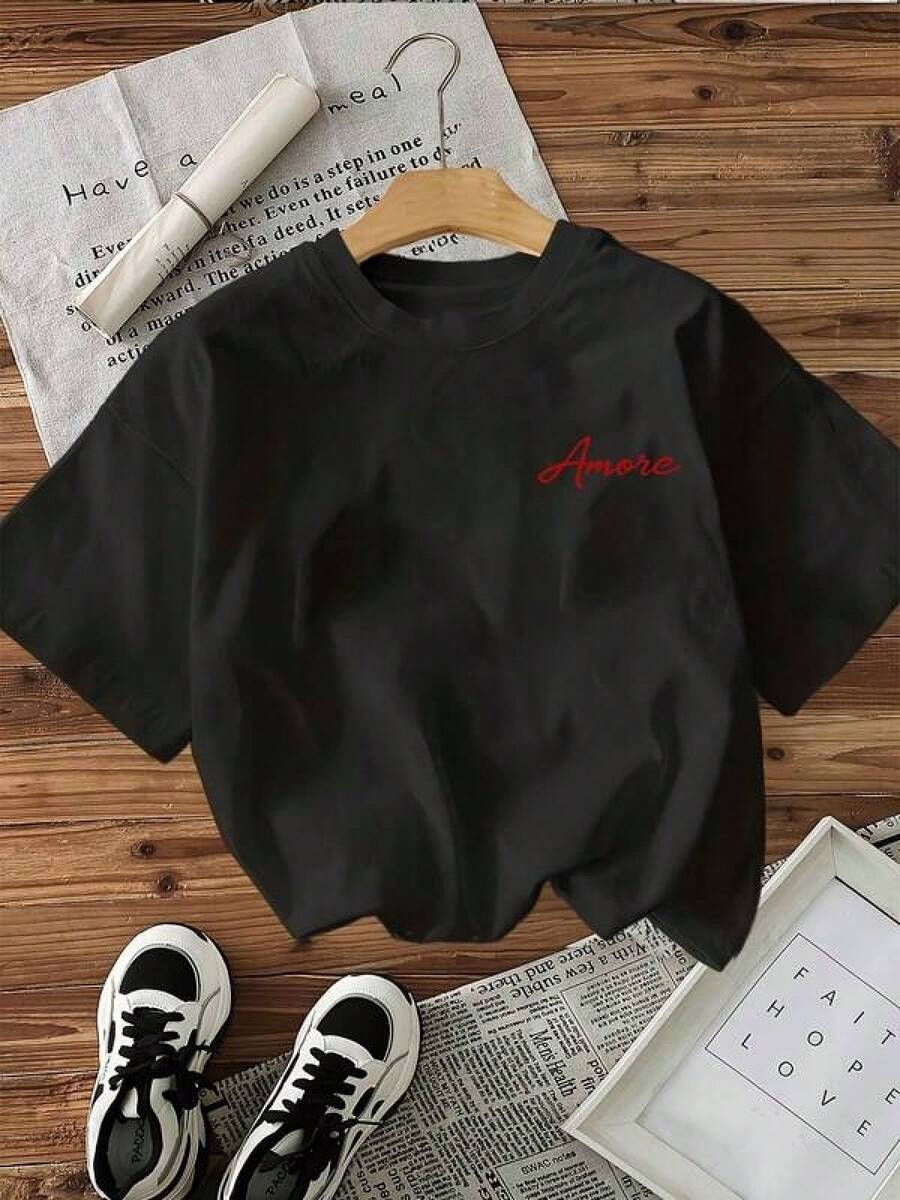 2026 new Camisetas Para Mujer Camiseta Unisex Y2K con estampado minimalista "Amore" en color negro, perfecta para destacar tu estilo único y moderno, ideal para complementar cualquier outfit, disponible en talla única, atrévete a lucir lo mejor de la moda contemporánea - Negro - Ver 1