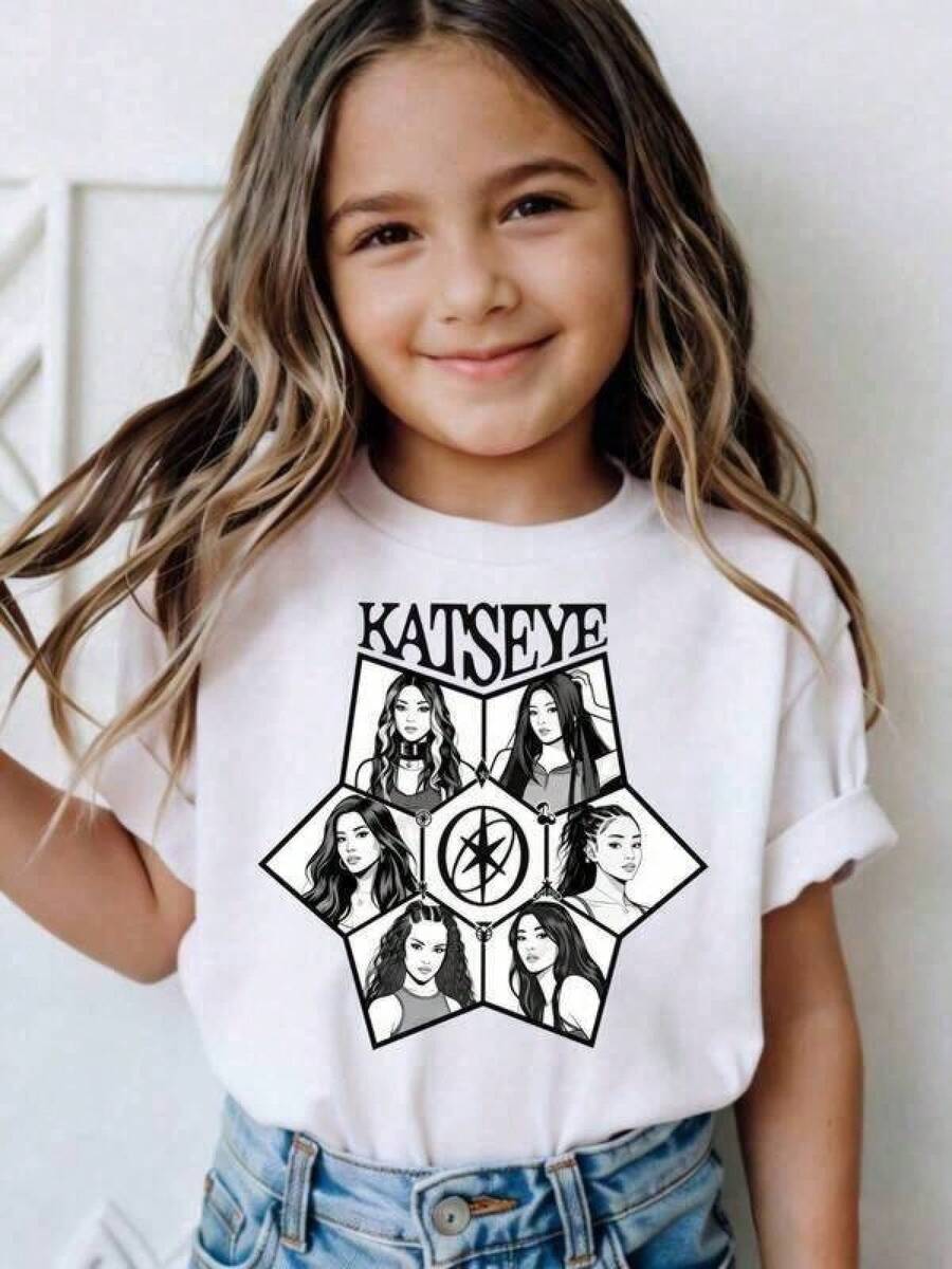 Nueva Camiseta de Moda Casual para Hombres y Mujeres 2026, Ropa Blanca para Mujer, Tops para Niñas, Ropa para Adolescentes, Camisetas para Niños, Ropa Infantil Linda con Estampado del Grupo de Chicas Katseye, Estilo Hip-Hop Americano Y2K Urbano, Desbloquea la Diversión Infantil, Nueva Moda, y Ropa Infantil Casual Versátil para Exteriores, Ropa Infantil Duradera, Suave, Cómoda y Amigable con la Piel, Tops, Conjuntos de Primavera, Top Blanco, Tops de Verano para Mujer, Camisetas para Niñas, Tallas de 2 a 16 Años, S-XXXL, Ropa para Niñas Adolescentes, Conjuntos Familiares a Juego, Diseño Unisex, Regalo para el Último Día de Clases, Día de la Bandera Haitiana, Día de la Madre, Día del Padre. Playeras De Mujer Algodon Blusas Frescas Para El Calor Blusas Dama Playeras Mujer Blusa Blanca Playeras Basicas De Mujer Blusas Oversize Para Dama Y2k Mujer Verano Camisetas De Mujer Algodón Playeras Para Mujer Envio Nacional - Blanco - Ver 1