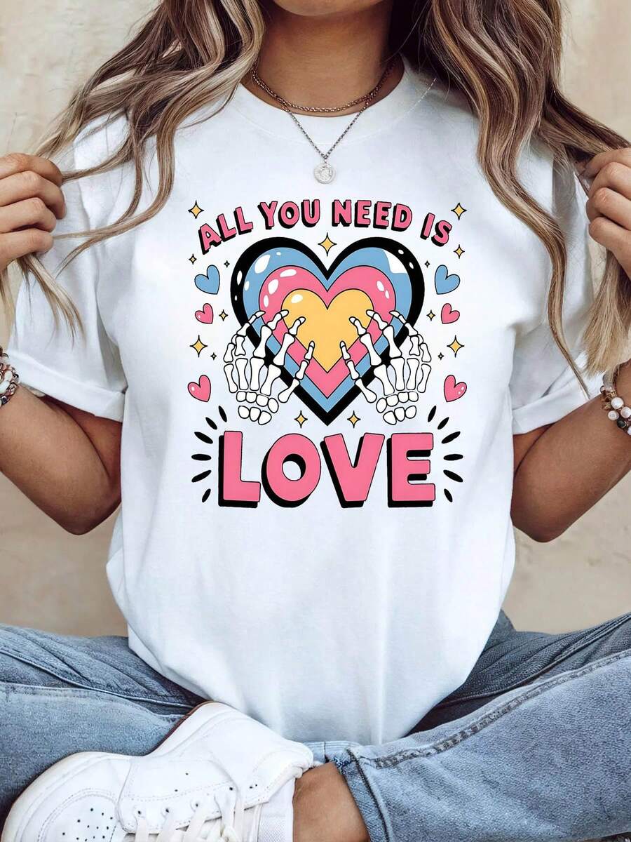 Camiseta de Mujer, Top de Verano para Damas | Camiseta de manga corta para mujer con estampado de calavera sosteniendo un corazón con la frase "ALL YOU NEED IS LOVE", casual y versátil para el uso diario en verano, suave, transpirable, cómoda, de cuello redondo y corte holgado, elegante prenda superior para mujer. - Blanco - Ver 1