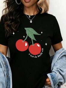 Under The Radar Cherry Print T-Shirt, C'est La Belle Vie Graphic T-Shirt, Women's Casual Summer T-Shirt, White, Round Neck, Short Sleeve, Urban Vintage Style, Unisex, Loose Fit, Cotton, Short Sleeve, Round Neck. - 黑色 - 查看 1