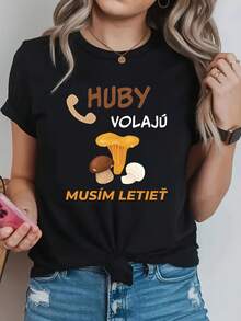 Women's Round Neck T-Shirt For Spring And Summer, With A Fun Lifestyle-Themed Letter Print "HUBY VOLAJÚ MUSÍM LETIET" In Slovak, "The Mushrooms Are Calling" - 黑色 - 查看 1