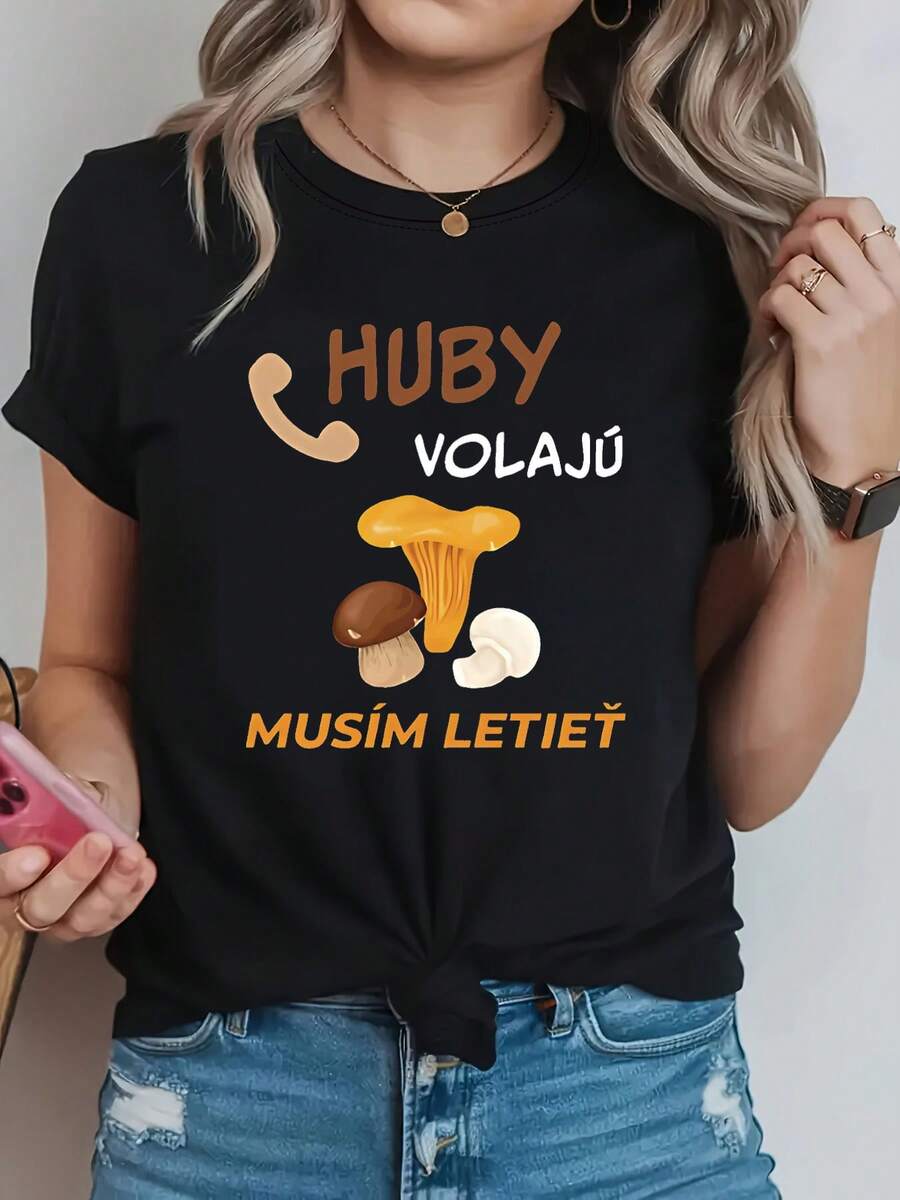 Women's Round Neck T-Shirt For Spring And Summer, With A Fun Lifestyle-Themed Letter Print "HUBY VOLAJÚ MUSÍM LETIET" In Slovak, "The Mushrooms Are Calling" - 黑色 - 查看 1