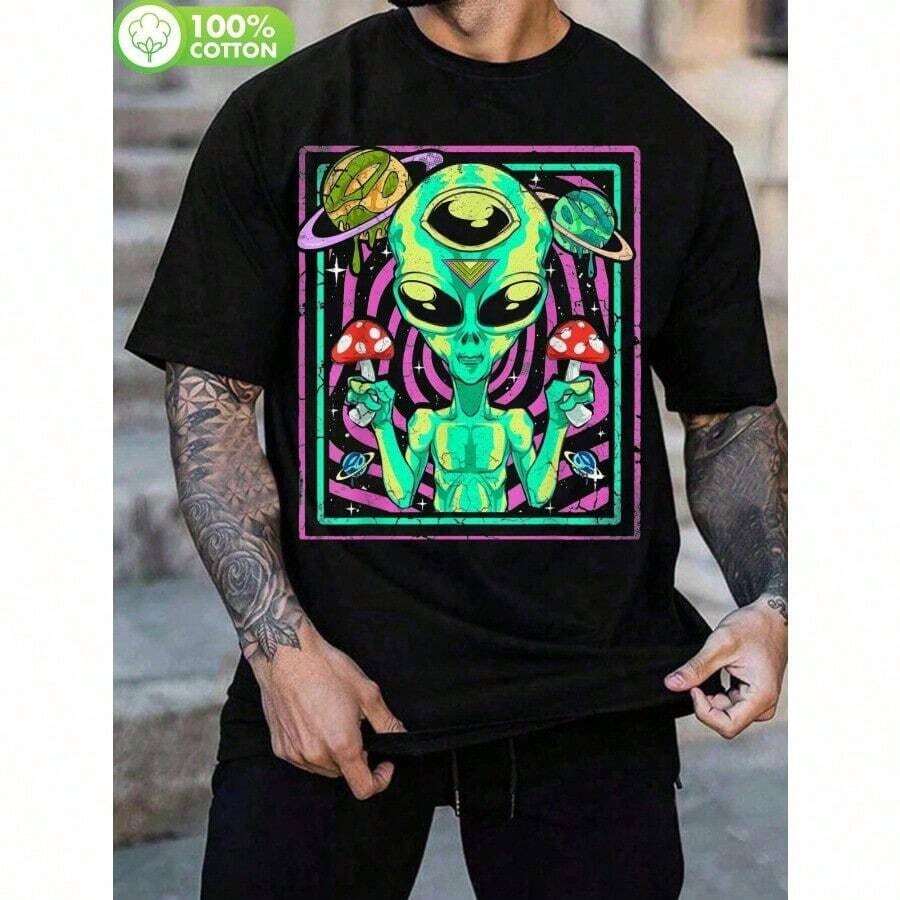 Camiseta Gráfica de Ciencia Ficción Espacial con Hongos para Hombre - 180g 100% Algodón, Diseño Retro-Futurista Negro con Alienígena Verde Neón, Hongos Rosados y Patrones Cósmicos - Camiseta Casual de Manga Corta y Cuello Redondo para Verano - Regalo Perfecto para Hombres, Ropa Casual |   Impresión Vibrante |   Ajuste Cómodo - Negro - Ver 1