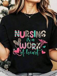 Soft, Breathable, And Lightweight For All-Day Comfort. Women's Crew Neck T-Shirt With A "Nursing Is A Job From The Heart" Print Featuring A Leopard And Medical Symbols Design, Ideal As A Gift For Nurses At Christmas Or On Holidays, 250g. Classic Crew Neck With A Relaxed Fit That Flatters All Body Shapes And Is Easy To Pair With Jeans, Shorts, And Leggings. - 黑色 - 查看 1