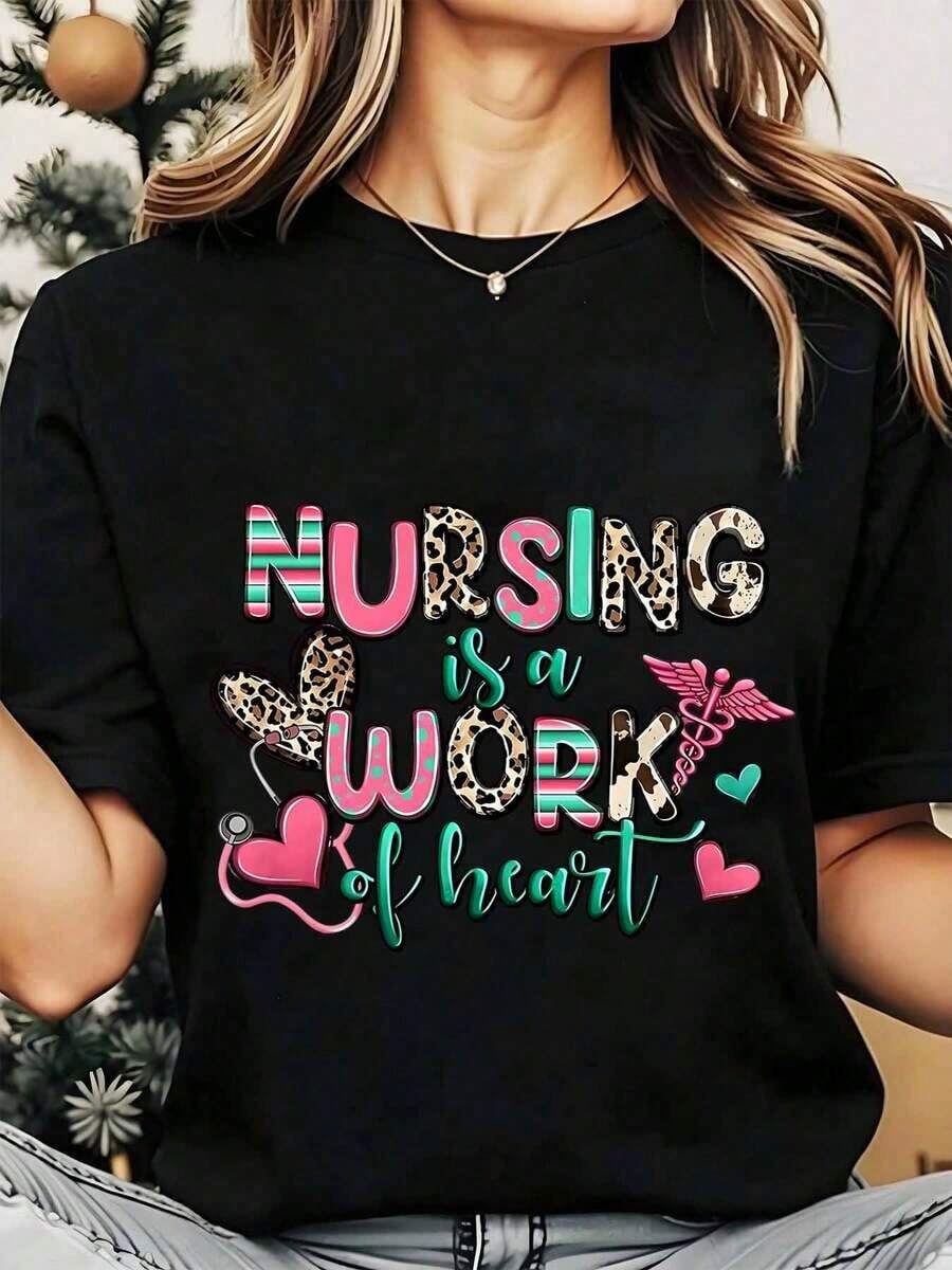Soft, Breathable, And Lightweight For All-Day Comfort. Women's Crew Neck T-Shirt With A "Nursing Is A Job From The Heart" Print Featuring A Leopard And Medical Symbols Design, Ideal As A Gift For Nurses At Christmas Or On Holidays, 250g. Classic Crew Neck With A Relaxed Fit That Flatters All Body Shapes And Is Easy To Pair With Jeans, Shorts, And Leggings. - 黑色 - 查看 1