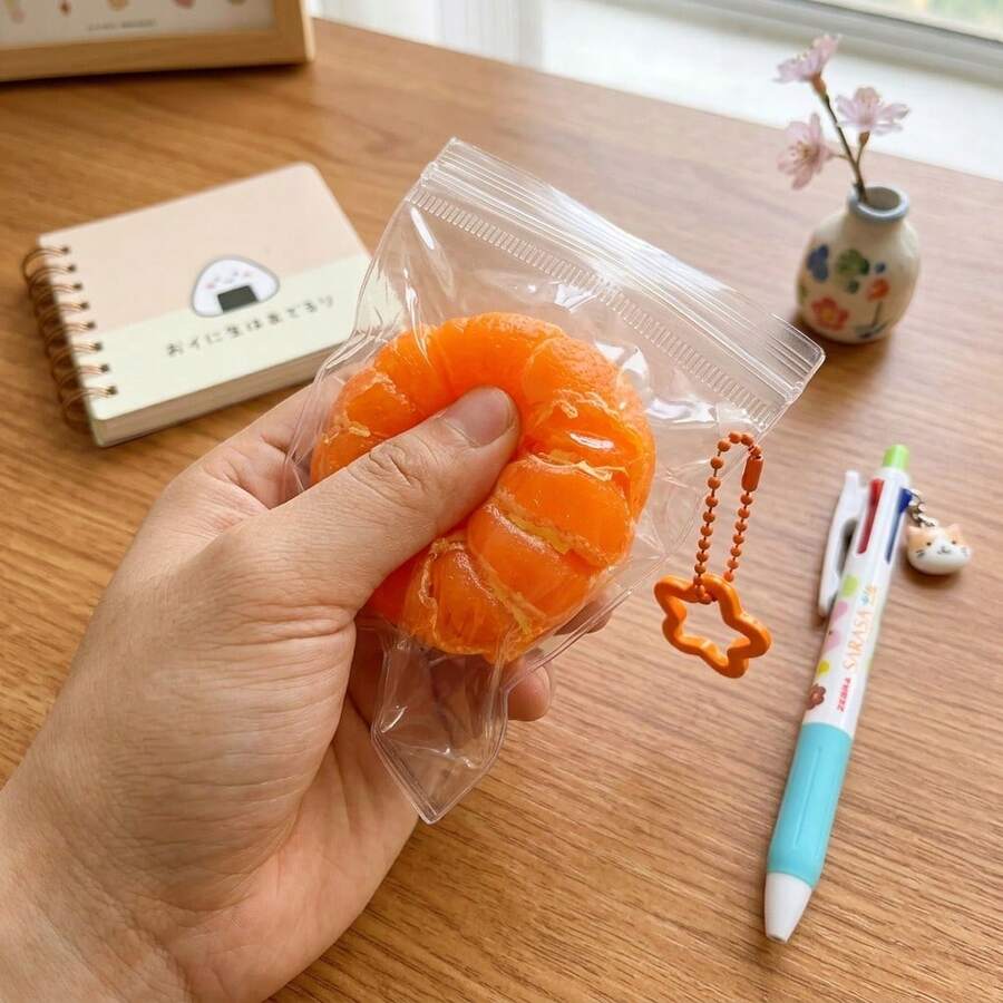 橙子软捏玩具 - 超柔软橡皮泥质感减压球，可剥橙子造型，慢回弹，剥皮触感逼真，柔软麻糬质感，成人减压玩具（逼真水果捏捏玩具）