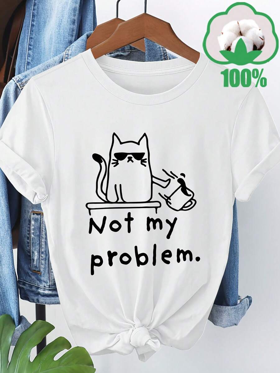 Un gato con gafas derrama un vaso con la leyenda 'No es mi problema'. Este diseño se imprime en una camiseta de manga corta de cuello redondo para mujer, perfecta para salidas informales, vacaciones de viaje, actividades al aire libre y conjuntos familiares a juego.